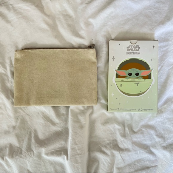 BABY YODA MIRROR AND MAKE UP BAG BY COLOURPOP - Picture 5 of 5